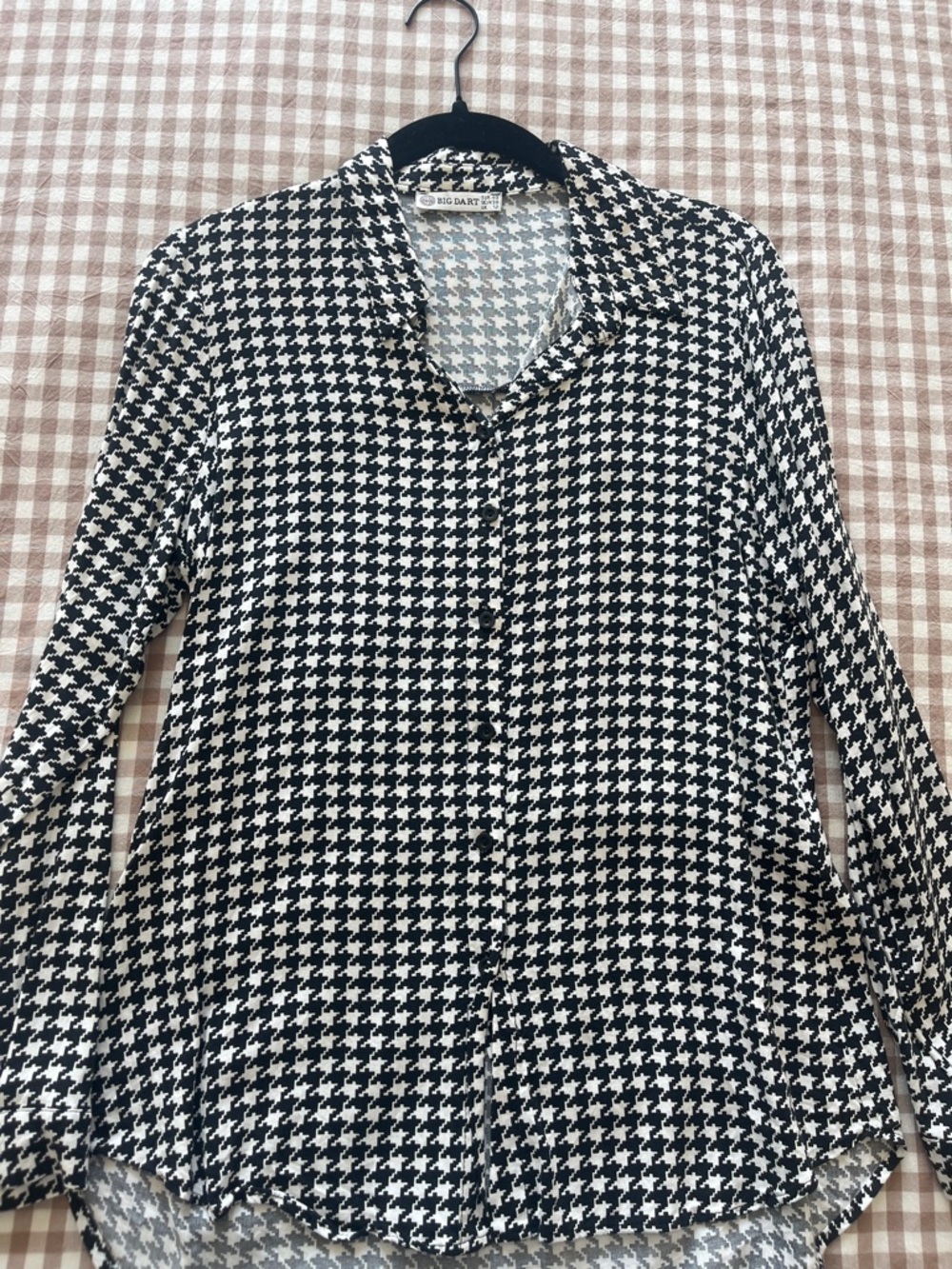 Big Dart Black & White Houndstooth Button-Front Shirt soft Jersey material